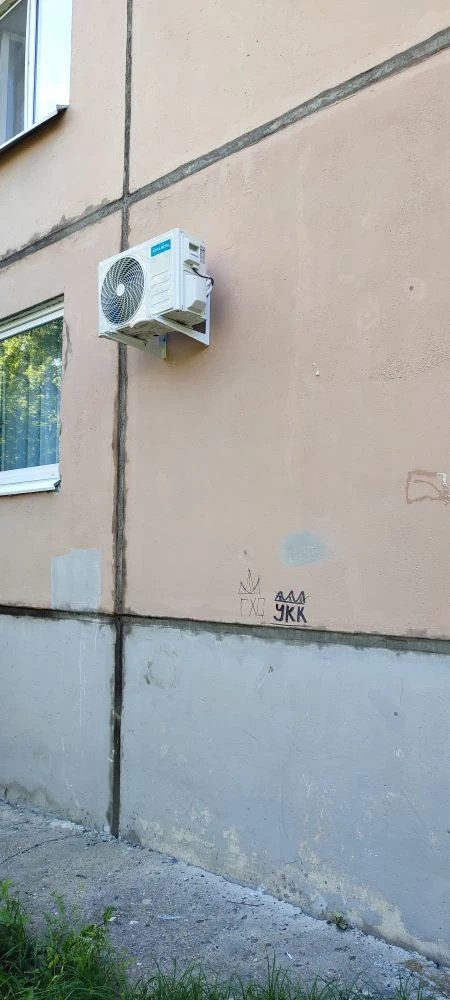 Наружный блок на фасаде многоквартирного дома